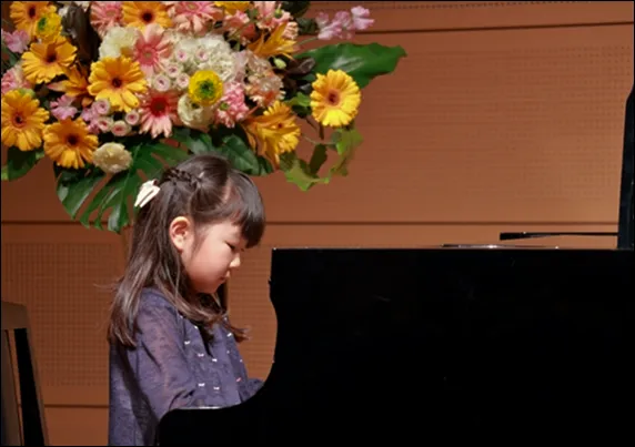 女の子のピアノ演奏写真