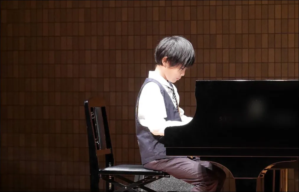男の子のピアノ演奏写真