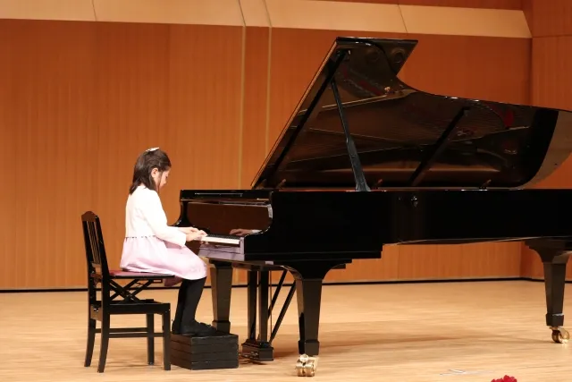 女の子のピアノ演奏写真2